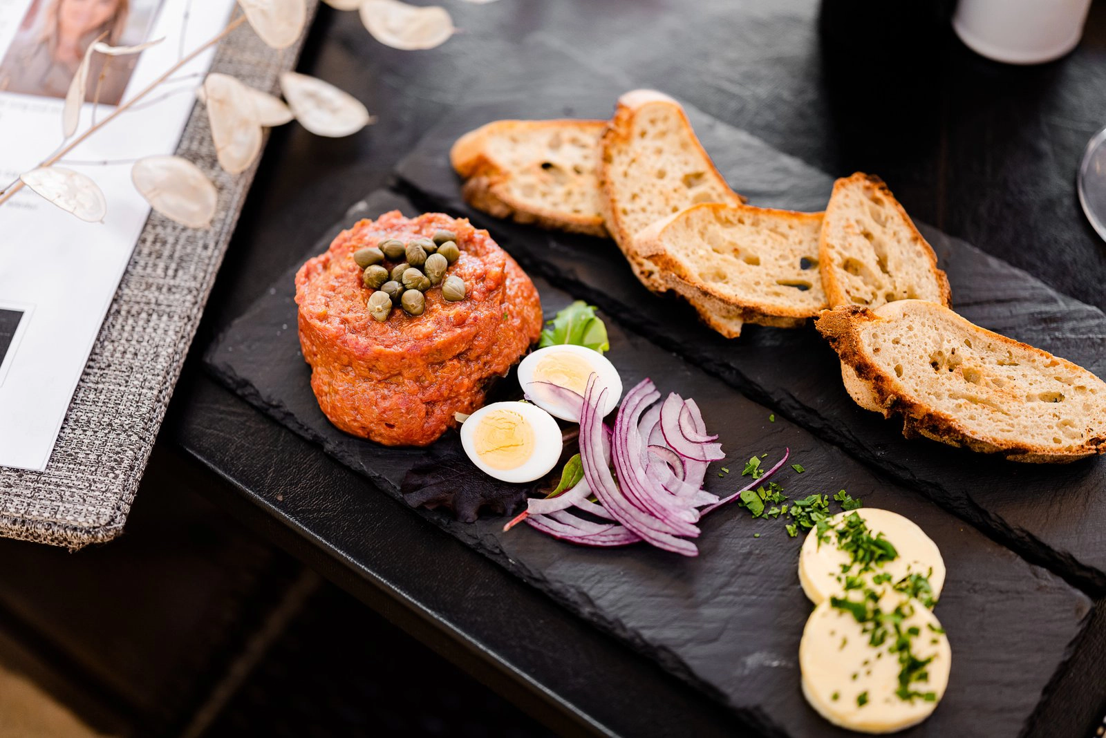 Glutenfreies Gericht mit Kapern, Ei, Zwiebeln und Brot