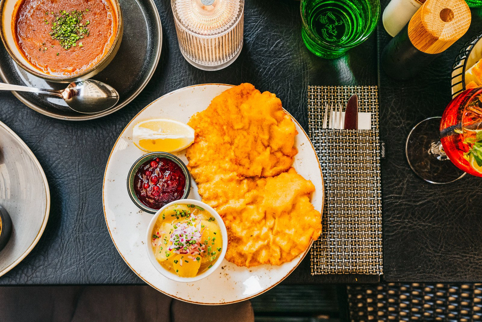 Wiener Schnitzel mit Salat, Zitrone und Preiselbeeren