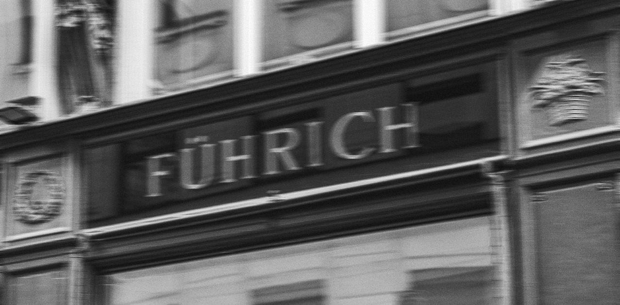 Schwarz-Weiß-Aufnahme der historischen Führich-Beschilderung